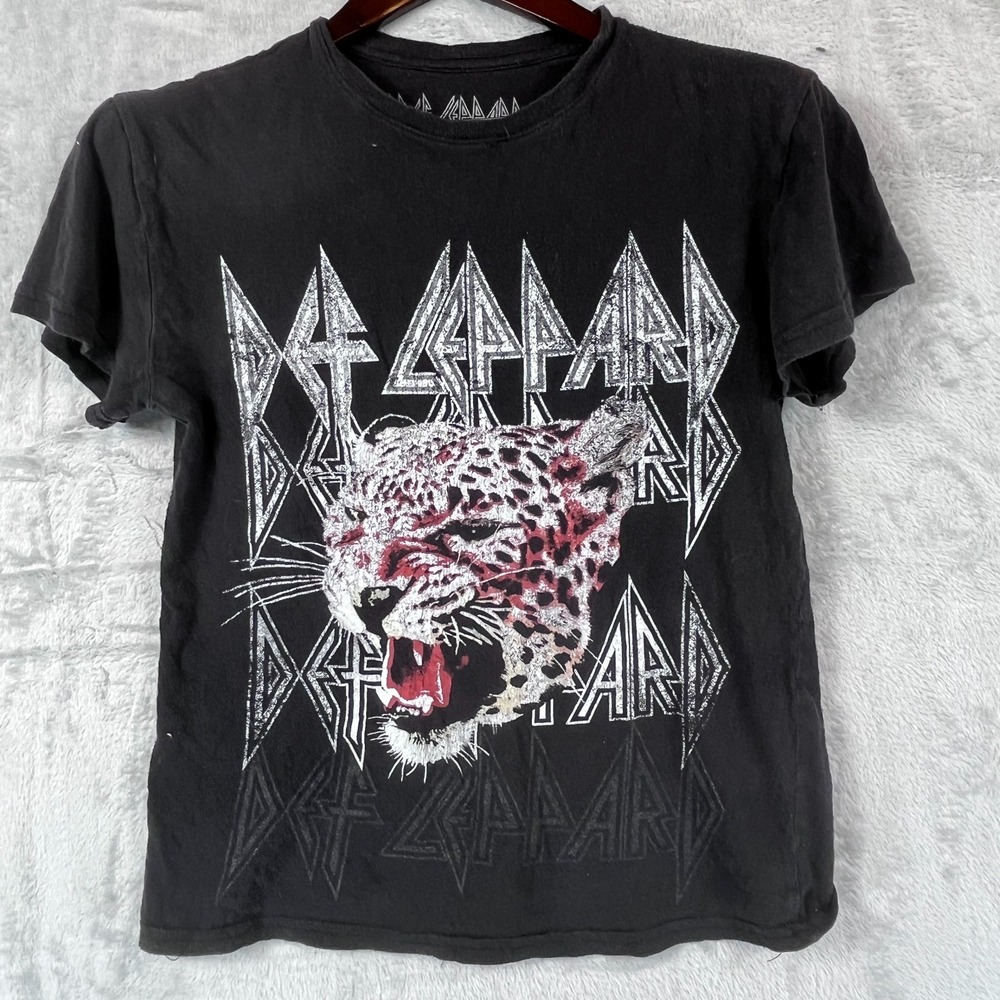 Def Leppard Women XS Black Leopard Graphic Band T-Shirt 2022 Tour Rock Tee